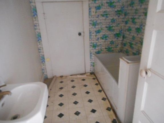 3rd image of 708 E Burton St