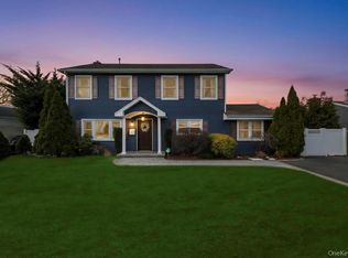 14 W Chestnut St, Farmingdale, NY