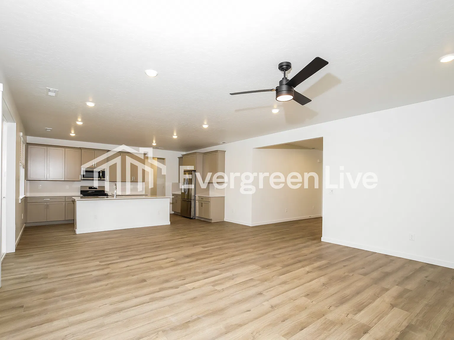 4 bed, 2.5 bath, 2810 sqft, $2,645 — Photo 2