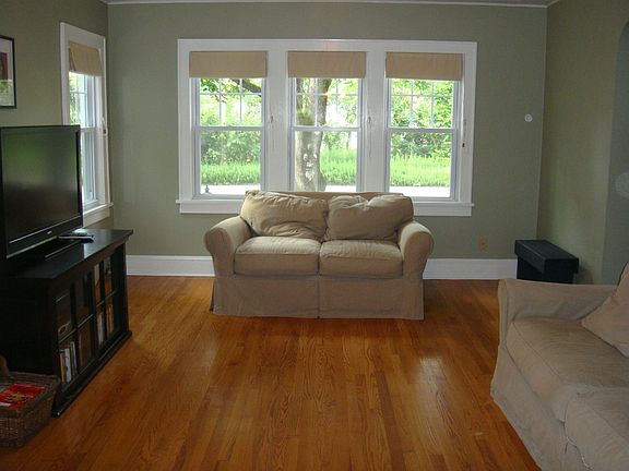 3rd image of 33 Academy Ave