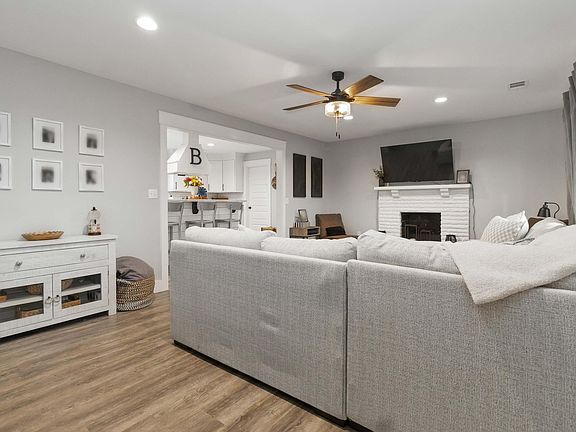 3rd image of 903 Barnes Mill Rd