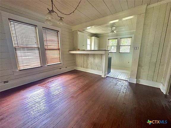3rd image of 404 E Live Oak St