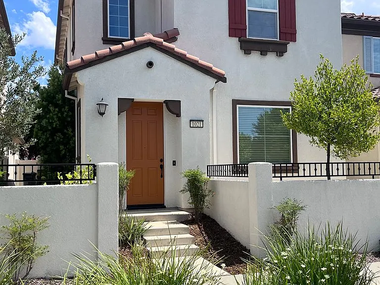 1021 Chapelhill Ln — Photo 1