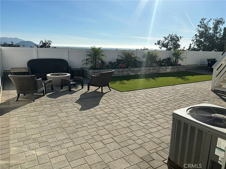 2126 Grandview Dr — Photo 11