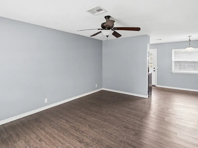 309 Jeanette Dr — Photo 3