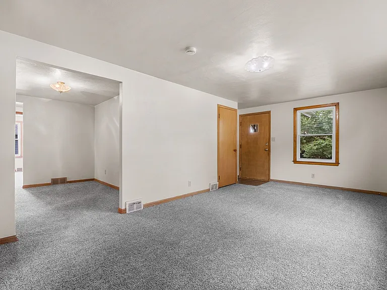 3401 Seneca Ave — Photo 15
