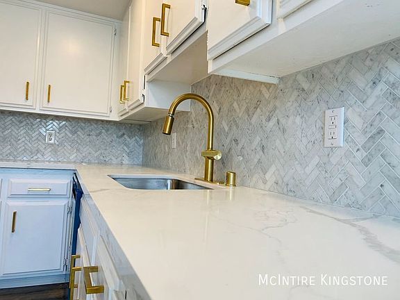 3rd image of 14735 Victory Blvd APT 3