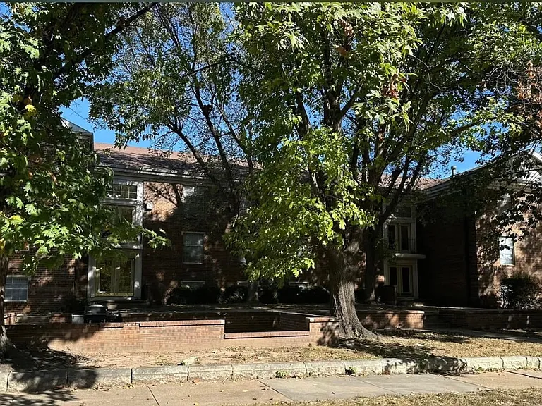 104 W 4th St — Photo 5