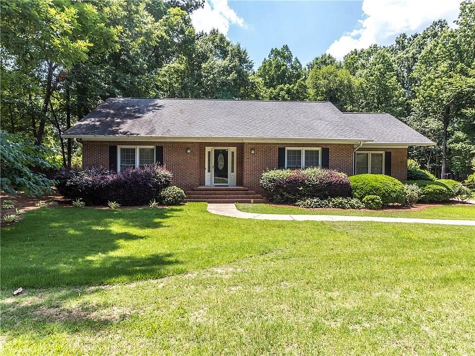 1484 Ferndale, Level and well maintained lot.