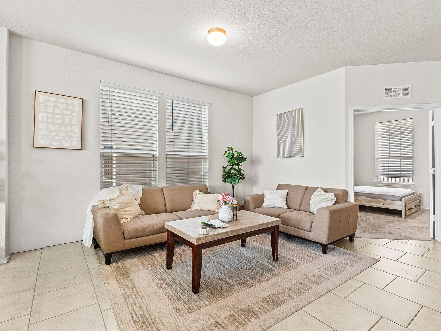 4 bed, 2.5 bath, 2600 sqft, $758 — Photo 4