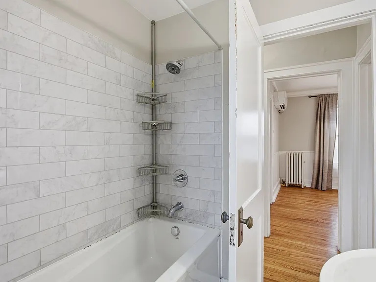 2823 Queen St — Photo 24