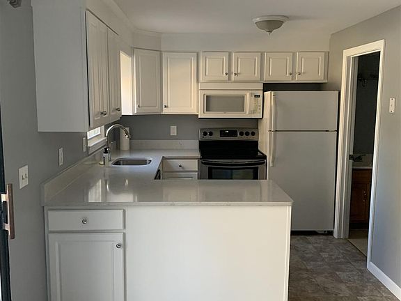 5th image of 45 Oakridge Dr #45