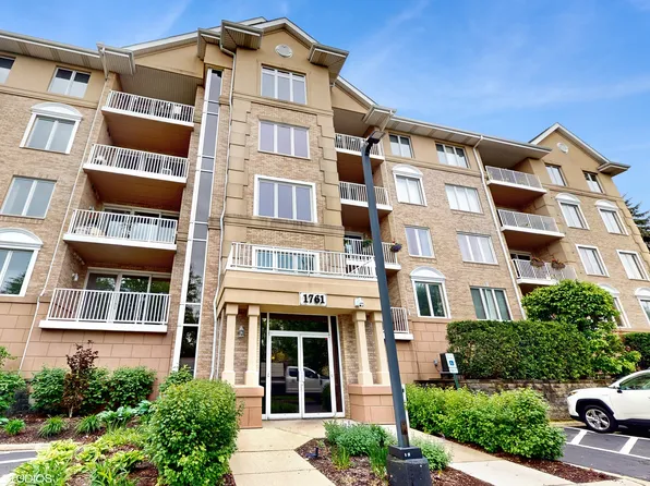 1761 Pavilion Way Unit 506, Park Ridge, IL 60068