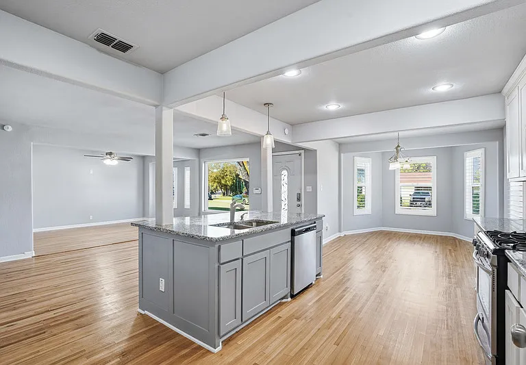 2933 S Hills Ave — Photo 9