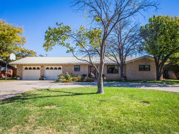 1208 Dallas St, Plainview, TX 79072