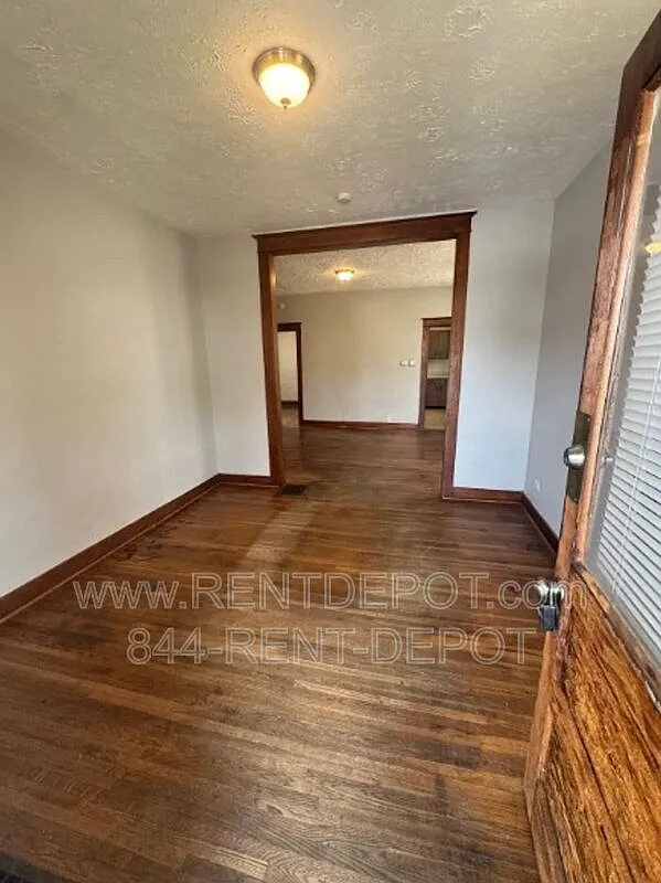 2 bed, 1.0 bath, 804 sqft, $895 — Photo 2