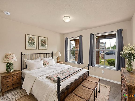 5th image of 1002 Lauren St
