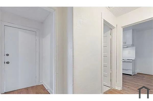 Building Photo - 220 E Vernon Ave #1-2