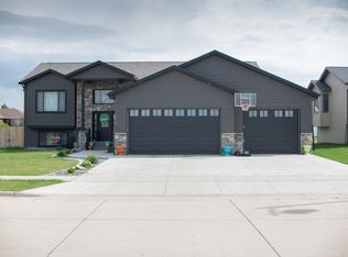 2319 8th St W, Dickinson, ND 58601