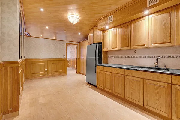 Sold by Manhattan Network Inc. | media 4
