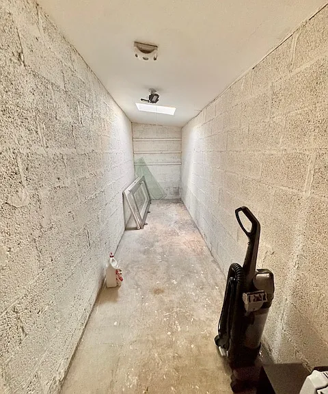 100 Sf Storage room