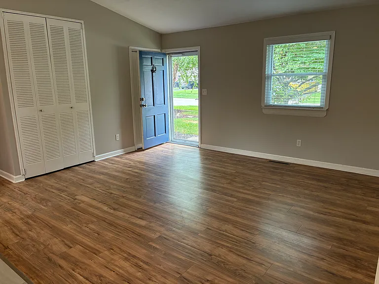 2405 Vinedale Ave — Photo 5