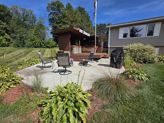 3rd image of 6 Meadowcrest Lane