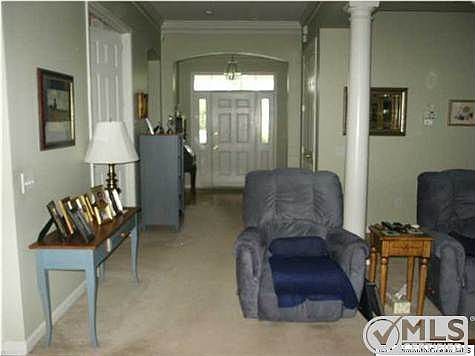 4th image of 81 Oakmont Ln