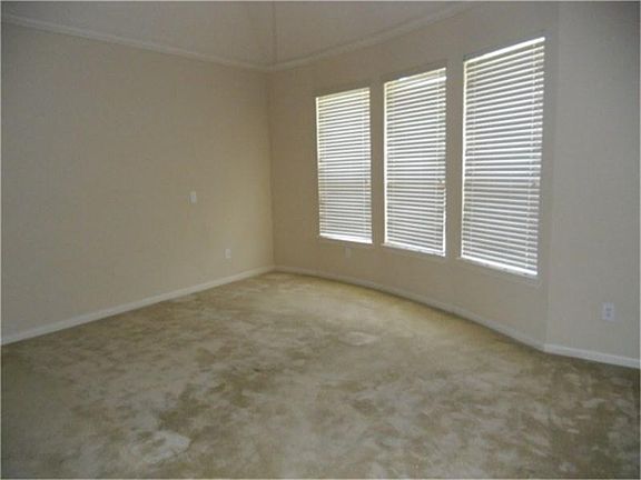 4th image of 2512 Montclair Ct