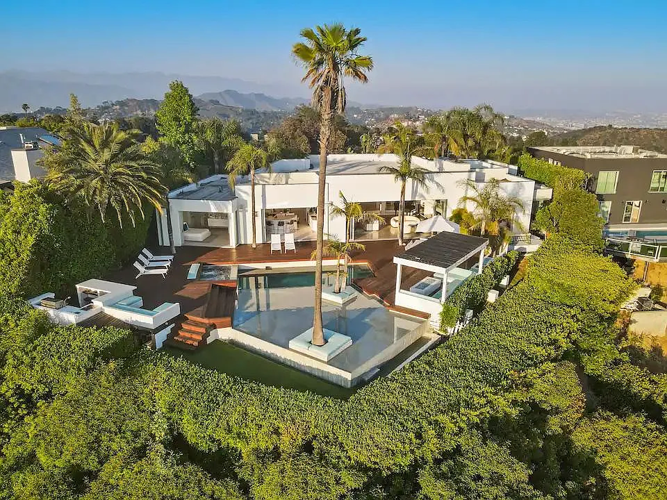 4 bed, 4.5 bath, 3429 sqft, $40,000 — Photo 2