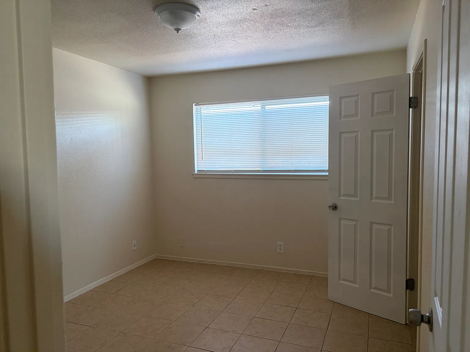 3 bed, 1.5 bath, 1284 sqft, $1,800 — Photo 4