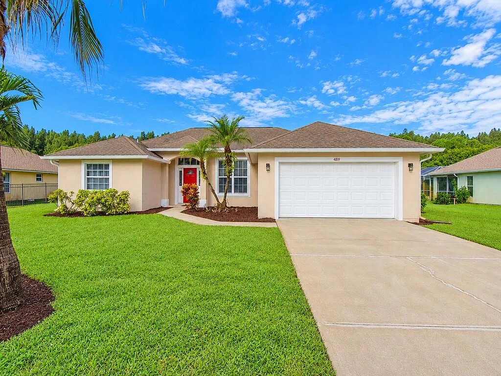 3 bed, 2.0 bath, 1701 sqft, $2,300 — Photo 3