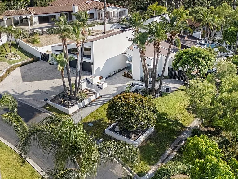 275 S Owens Dr — Photo 2