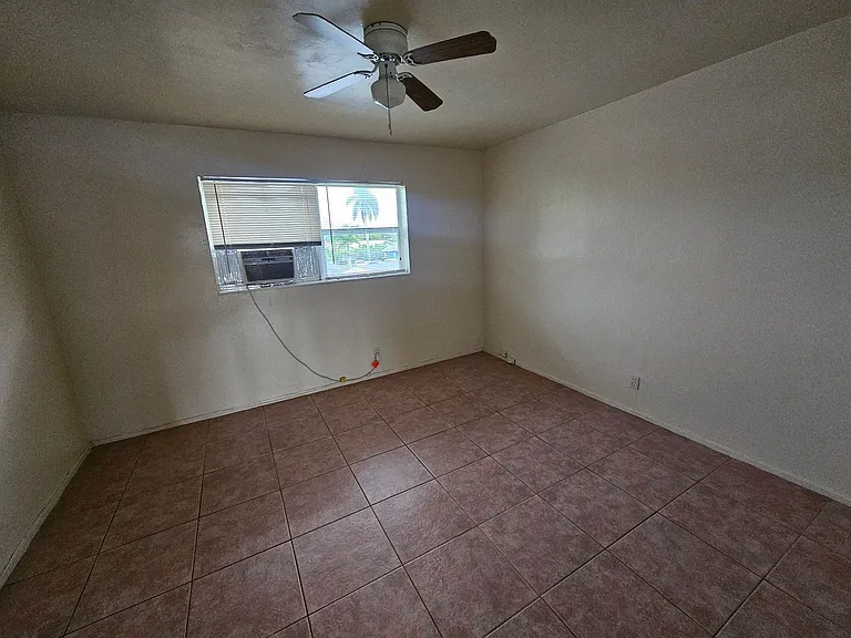 1760 NE 52nd St — Photo 7