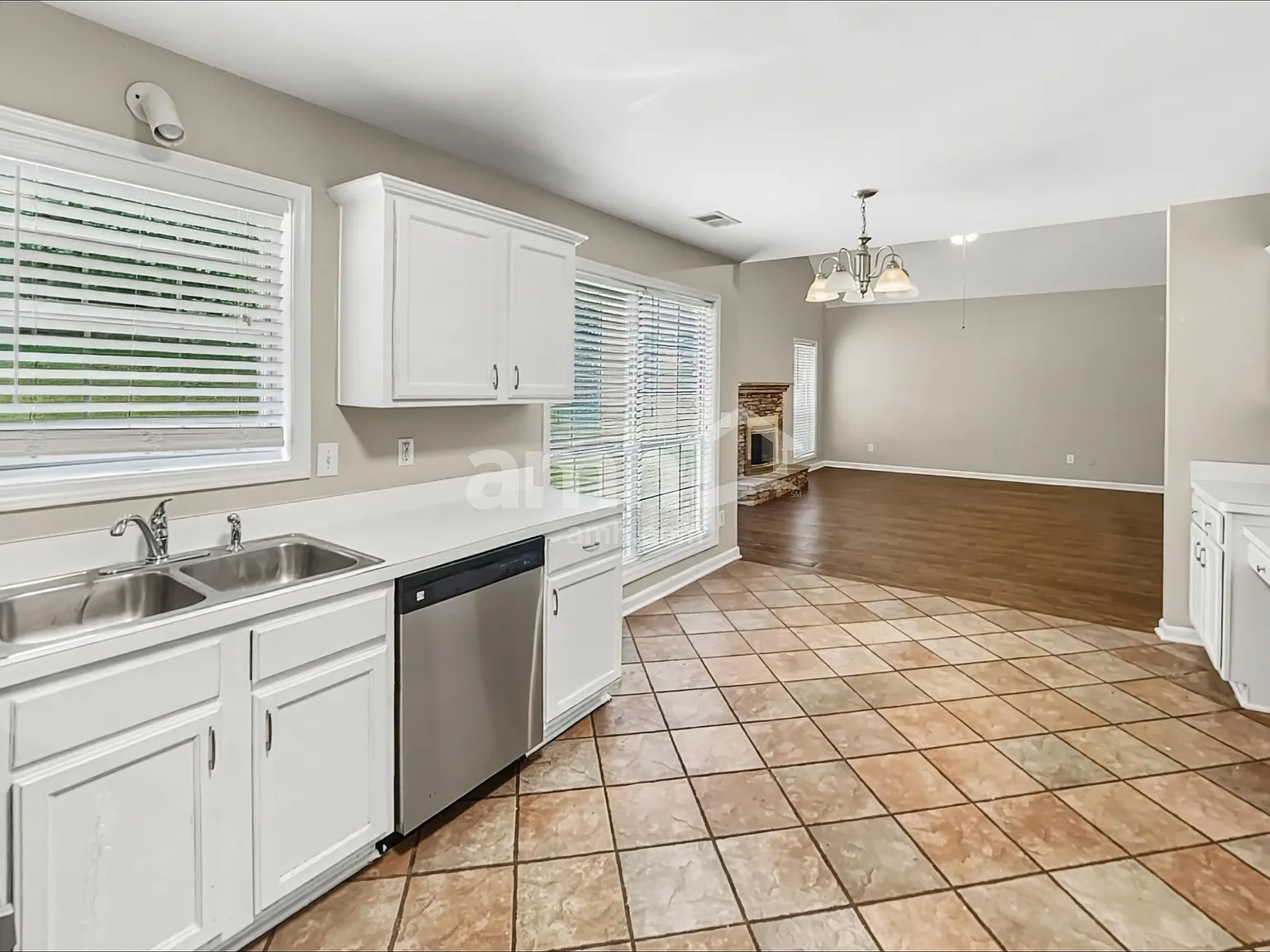 3 bed, 2.5 bath, 2316 sqft, $2,460 — Photo 3