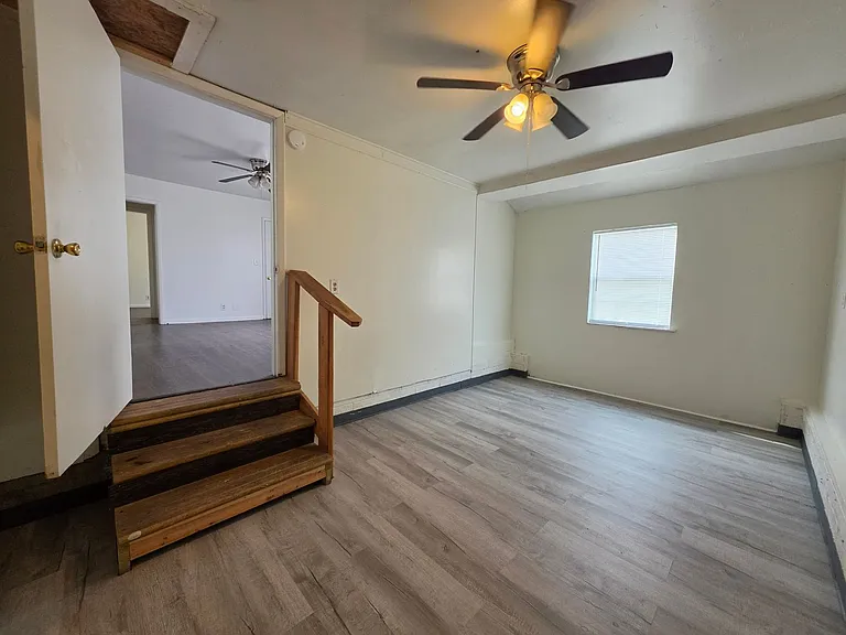 310 W 35th St — Photo 16
