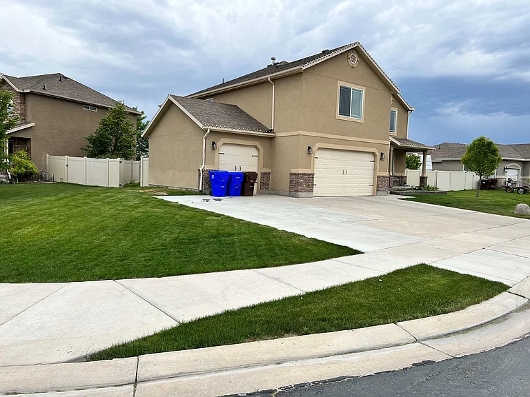 1182 E Searle Ln — Photo 2
