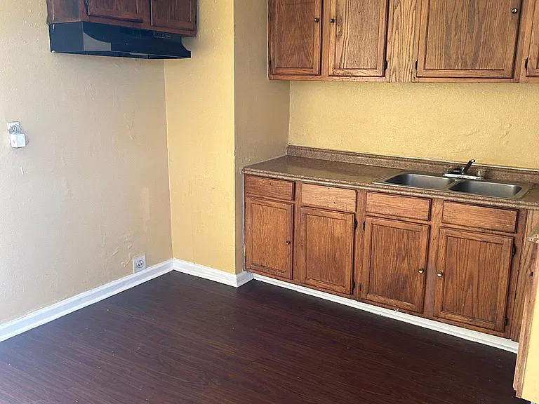 921 E Krueger Ln — Photo 10