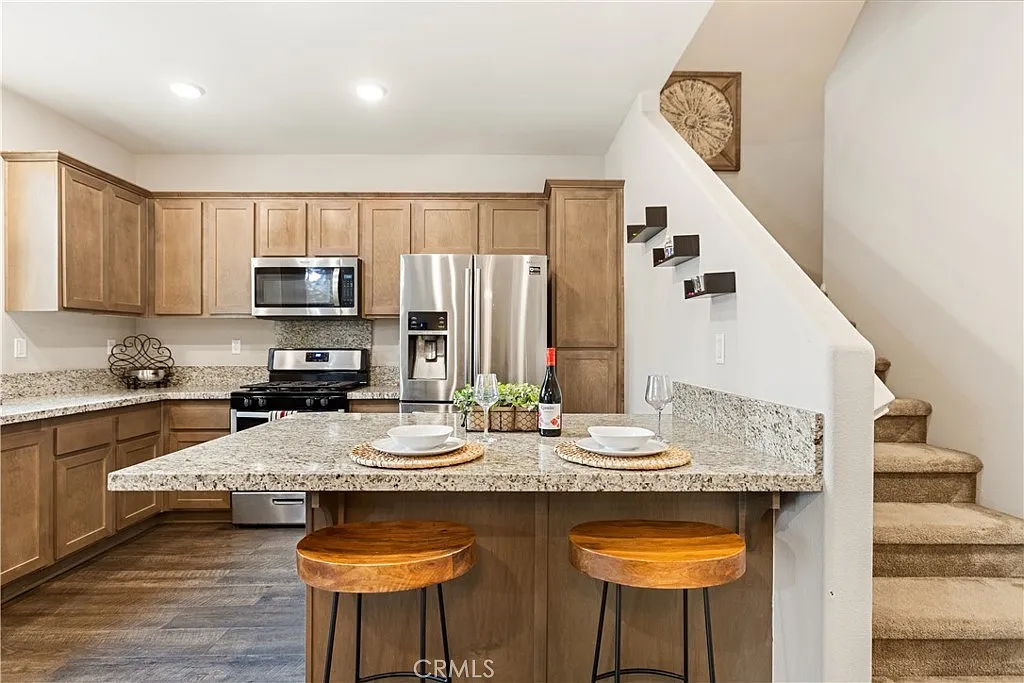 3 bed, 2.5 bath, 1456 sqft, $3,200 — Photo 2