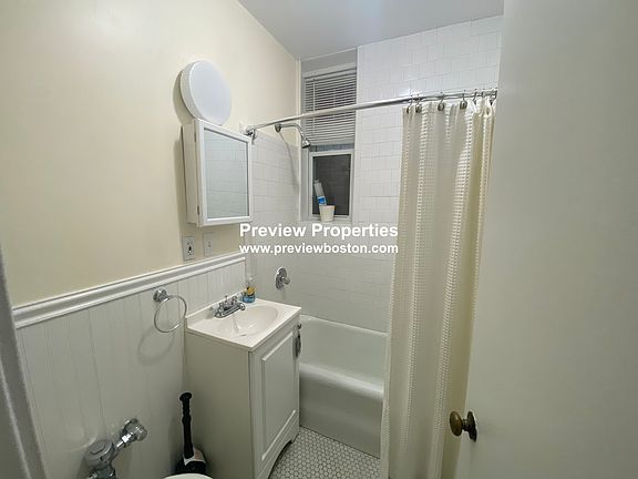 4th image of 1945 Commonwealth Ave APT 1P