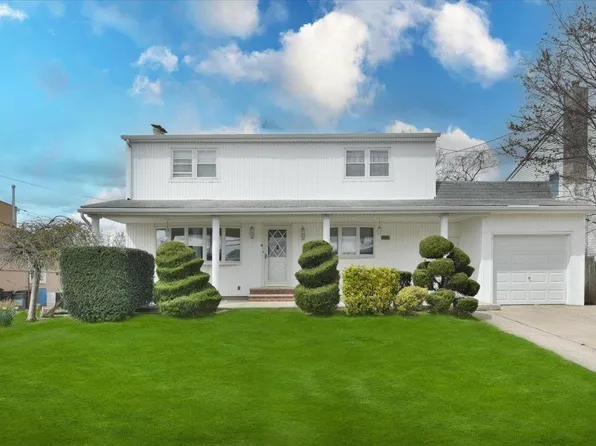 103 Arlyn Drive W, Massapequa, NY 11758