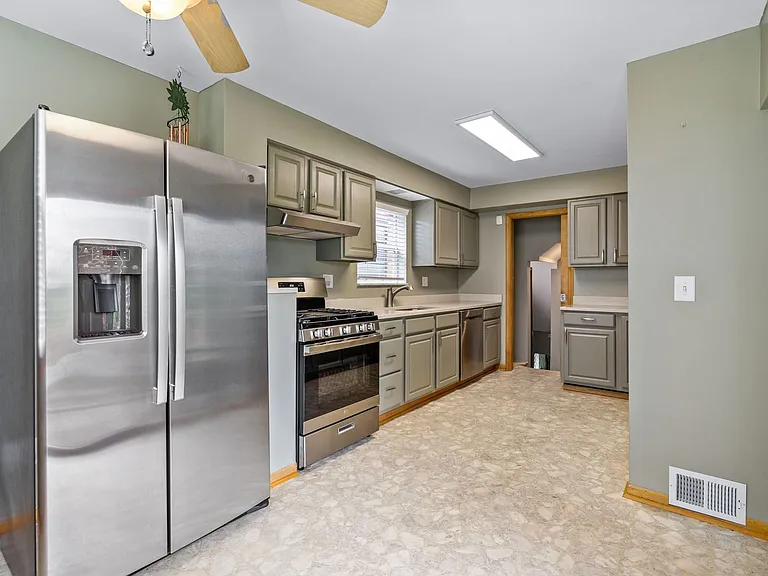 638 Margaret St — Photo 10