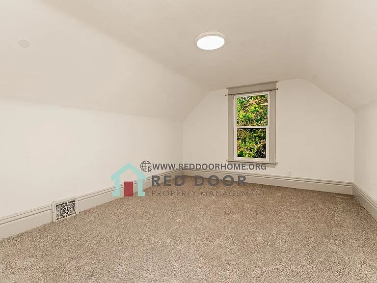 216 10th St S — Photo 9