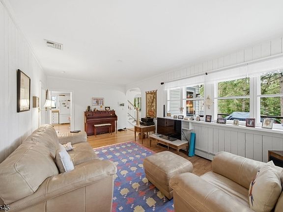 4th image of 4 Emmet Roche Dr