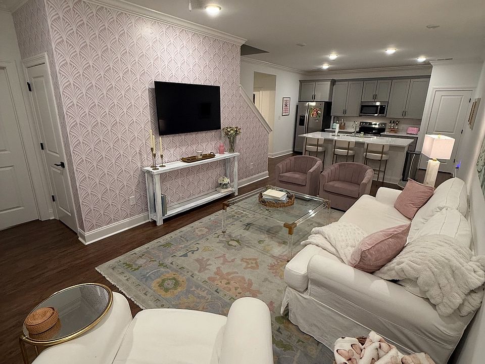 2nd image of 714 Southview Dr #716
