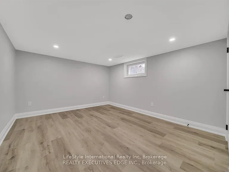 234 Stevenson St N — Photo 12