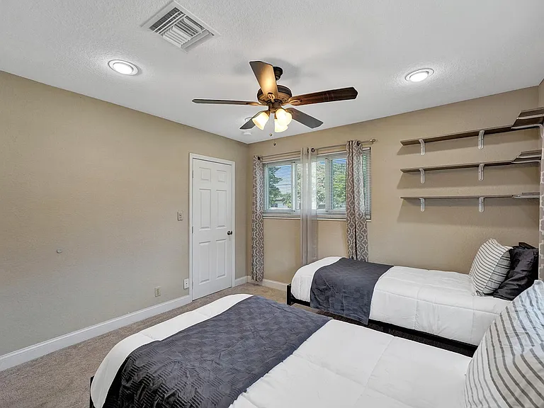 4549 SW 35th Ave — Photo 9