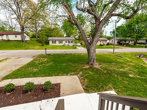 5th image of 709 Perry Dr