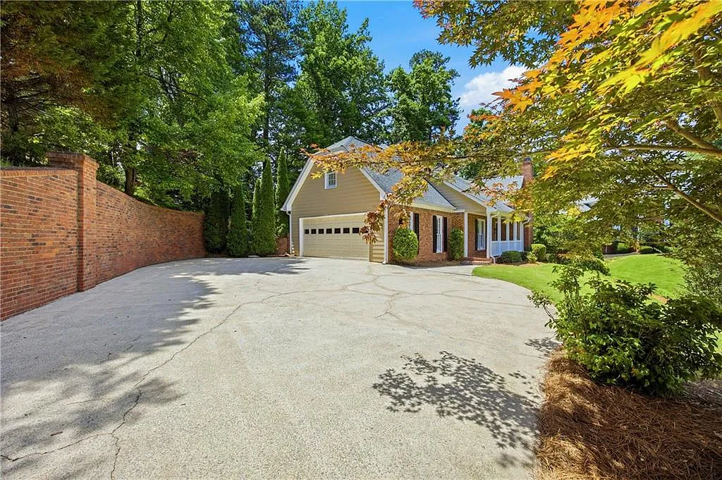 5 bed, 4.5 bath, 4965 sqft, $5,400 — Photo 2