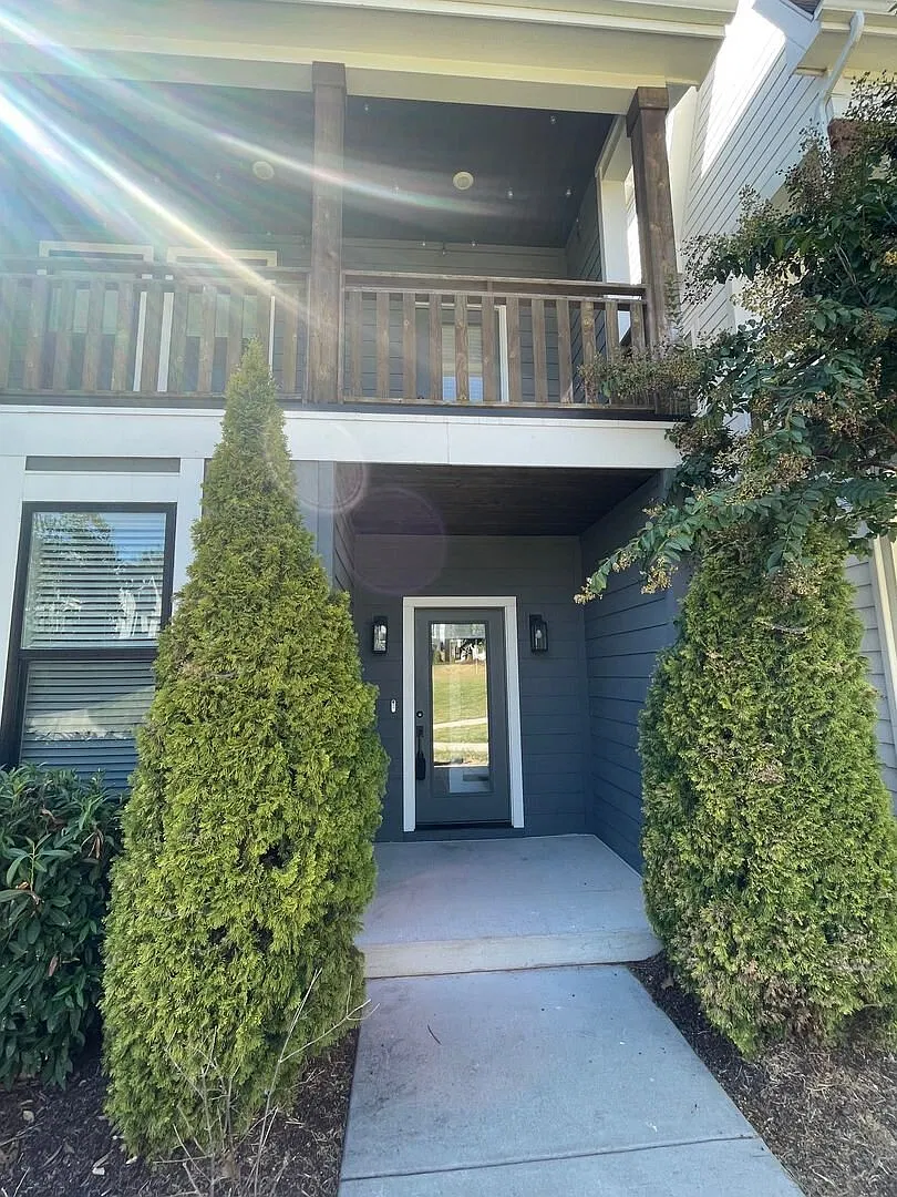 530 Edwin St — Photo 1